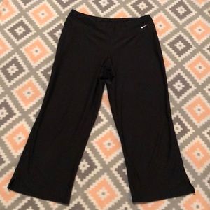 Nike FITDRY Womens Solid Black Training Capris SzM